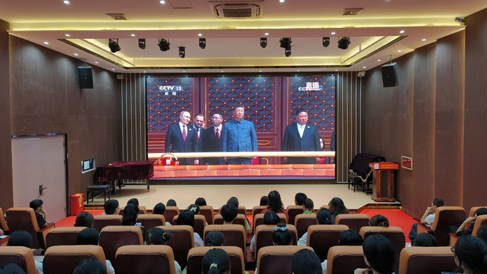 学校党委组织师生观看纪念中国人民抗日战争暨世界反法...